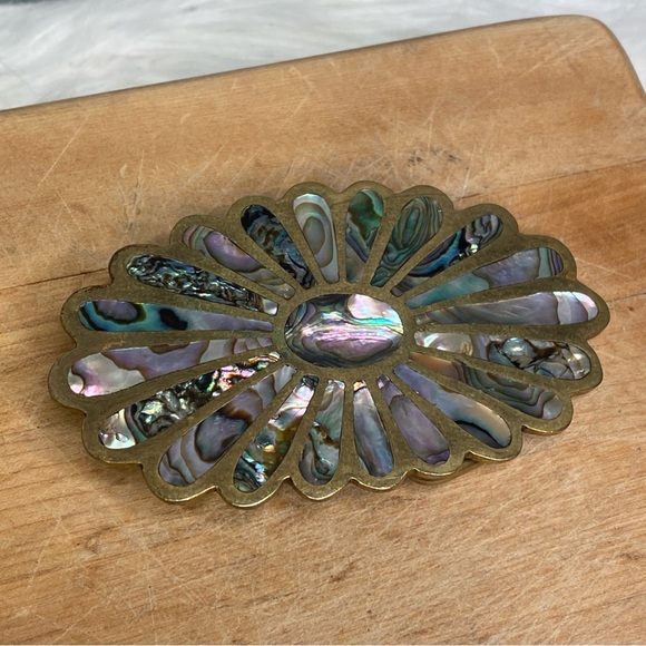 Vintage Brass & Abalone Shell Scalloped Edge Belt Buckle Sun Rays Flower 3.75" - Picture 2 of 5